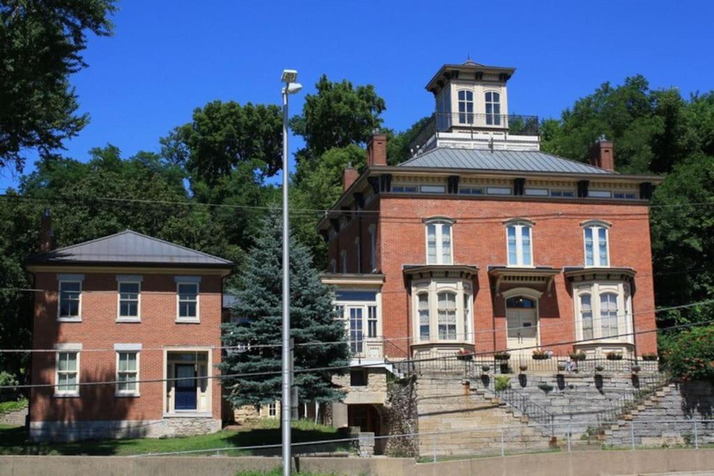 Merry Mansion East Dubuque Exteriör bild
